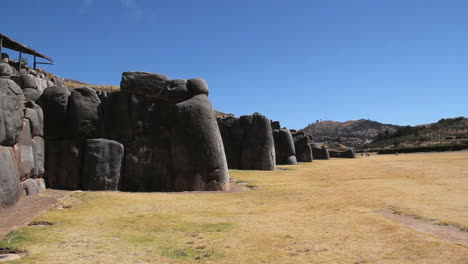 Peru-Sacsayhuaman-Wände-Aus-Riesigen-Gestapelten-Steinen-7