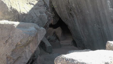 Peru-Quenko-Dreieckiger-Steineingang-Zur-Höhle-4