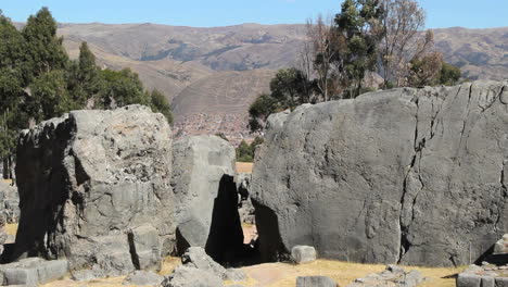 Perú-Quenko-Monolito-Con-Personas-Detrás-De-La-Brecha-1