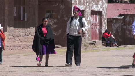 Perú-Taquile-Turistas-Pasan-Hombre-Y-Mujer-En-Vestimentas-Tradicionales-20