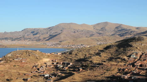 Peru-See-Titicaca-Seeband-Zwischen-Zwei-Hügeligen-Ufern