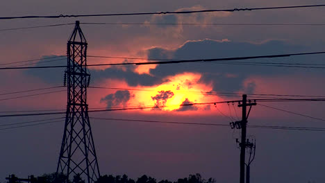 Indiana-Zoomt-Vorbei-An-Stromleitungen-In-Die-Sonne