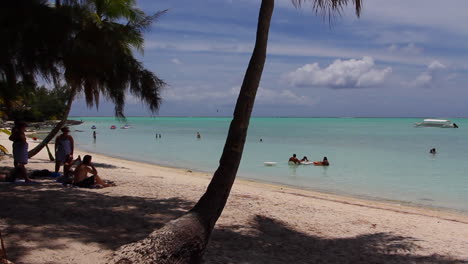 Bora-Bora-Strand-Und-Schwimmer