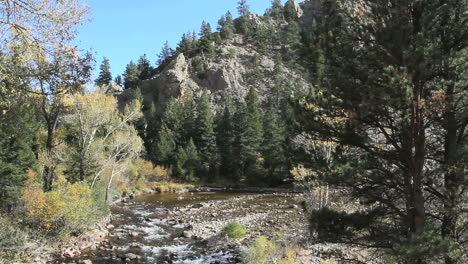 Colorado-Stream-Im-Herbst