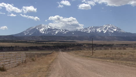 Colorado-road-to-East-and-West-Spanish-Peaks