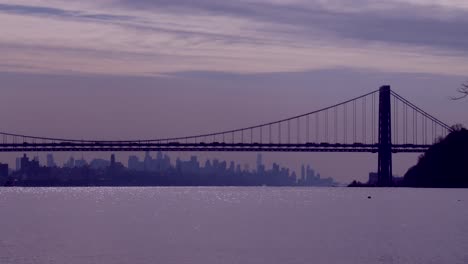 The-George-Washington-Bridge-connects-New-Jersey-to-New-York-state-with-the-Manhattan-skyline-2
