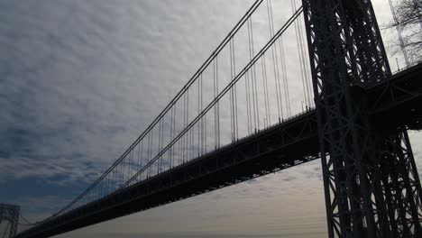 Schwenk-über-Die-George-Washington-Bridge,-Die-New-York-Mit-New-Jersey-Verbindet