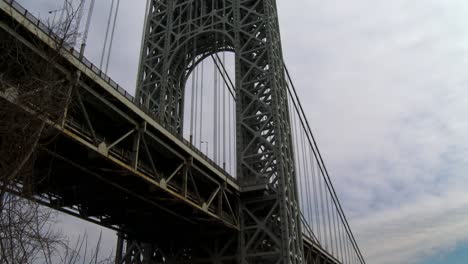 Low-Angle-View-Der-George-Washington-Bridge,-Die-New-York-Mit-New-Jersey-Verbindet
