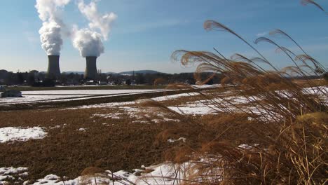 Rauch-Steigt-Aus-Dem-Atomkraftwerk-Auf-Der-Drei-Meilen-Insel-Pennsylvania-Mit-Feldern-Im-Vordergrund