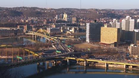 Autobahnen-überqueren-Die-Innenstadt-Von-Pittsburgh-Pennsylvania-In-Der-Abenddämmerung