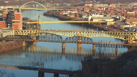 Brücken-überqueren-Den-Fluss-In-Der-Nähe-Von-Pittsburgh-Pa-1