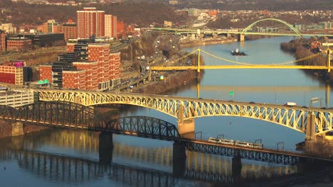 Brücken-überqueren-Den-Fluss-In-Der-Nähe-Von-Pittsburgh-Pa-2