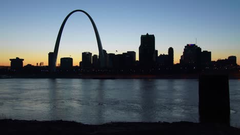 The-St-Louis-arch-at-dusk