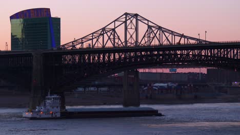 Pequeña-Barcaza-Viaja-Bajo-Un-Puente-A-Lo-Largo-Del-Río-Mississippi,-Cerca-De-St-Louis.