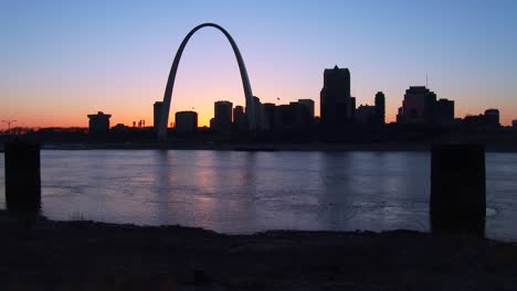 The-St-Louis-arch-in-twilight-light