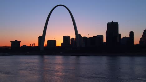 The-St-Louis-arch-in-twilight-light-1