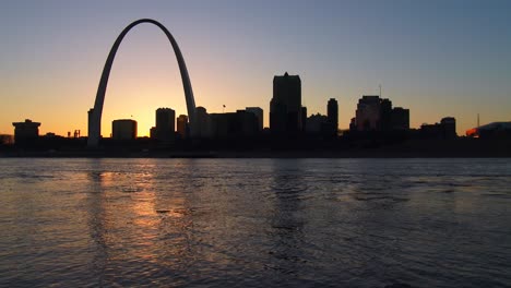 The-St-Louis-arch-in-twilight-light-2