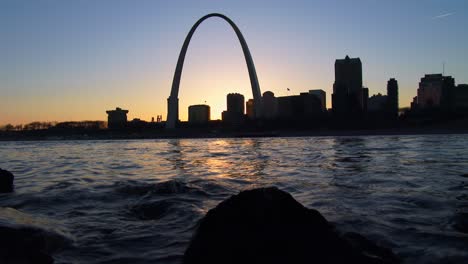The-St-Louis-arch-in-twilight-light-3
