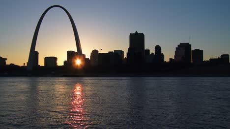 The-St-Louis-arch-in-twilight-light-4