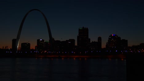 St-Louis-at-night-including-the-arch-2