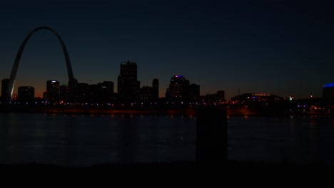 Pfanne-Von-St-Louis-Bei-Nacht-Einschließlich-Des-Bogens