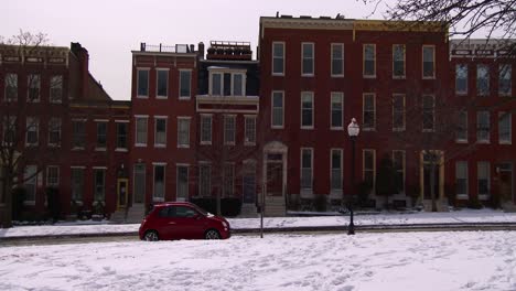 Rowhouses-line-the-streets-of-Baltimore-Maryland-in-the-snow