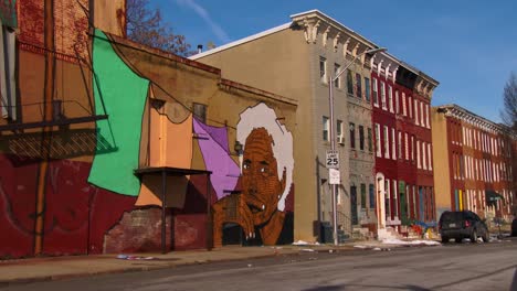 Los-Edificios-Están-Pintados-Con-Bellas-Artes-En-Un-Barrio-Pobre-De-Baltimore-4