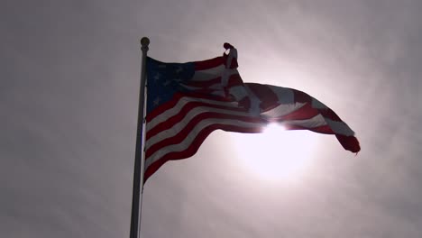 Eine-Amerikanische-Flagge-Weht-Patriotisch-Gegen-Die-Sonne-Against