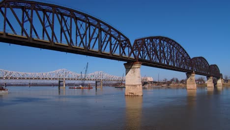 Brücken-überspannen-Den-Ohio-River-In-Der-Nähe-Von-Louisville,-Kentucky