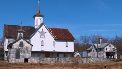 Un-Granero-Blanco-De-Estilo-Amish-En-La-Zona-Rural-De-Pensilvania-1