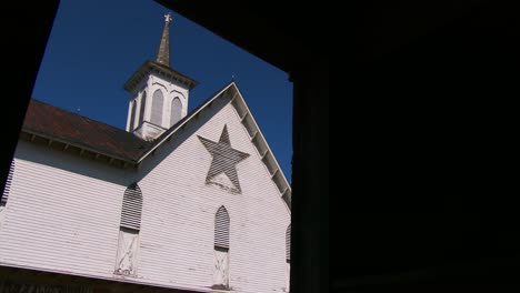 Un-Granero-Blanco-De-Estilo-Amish-En-La-Zona-Rural-De-Pensilvania-Tiene-Un-Pentagrama-Como-Una-Estrella-Pintada-1