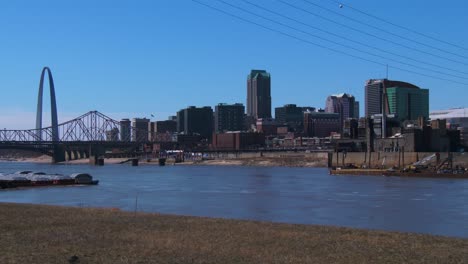 The-city-of-St-Louis-by-day-with-Mississippi-River-foreground