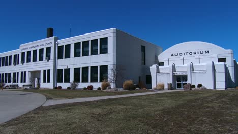 Una-Escuela-Secundaria-Clásica-De-Estilo-De-Los-Años-50-Con-Un-Auditorio