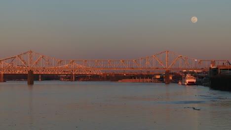 Brücken-überspannen-Den-Ohio-River-In-Der-Nähe-Von-Louisville-Kentucky-In-Der-Abenddämmerung-1