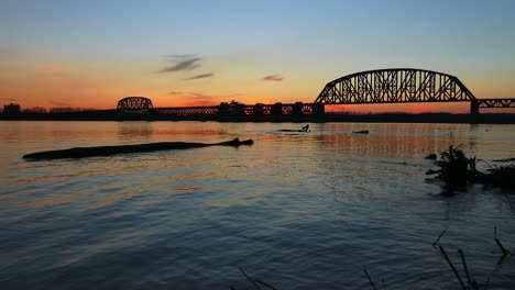 Eine-Brücke-überspannt-Den-Ohio-River-In-Der-Nähe-Von-Louisville-Kentucky-In-Der-Abenddämmerung