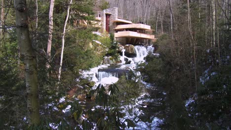 Frank-Lloyd-Wright's-Falling-Water-house-in-Pennsylvania-2