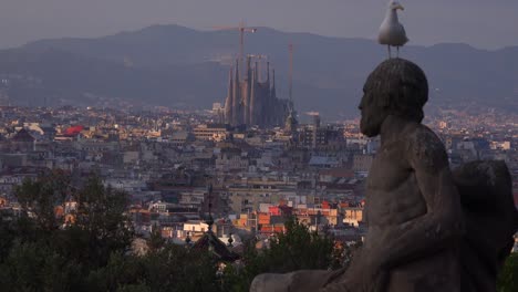 Blick-über-Barcelona-Spanien-Mit-Statue-Vordergrund