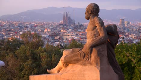 Blick-über-Barcelona-Spanien-Mit-Statue-Vordergrund-1