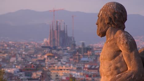 Blick-über-Barcelona-Spanien-Mit-Statue-Vordergrund-3