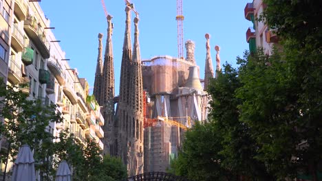 The-Sagrada-Familia-cathedral-by-Gaudi-amongst-apartments-and-buildings-in-Barcelona-Spain