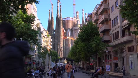 La-Catedral-De-La-Sagrada-Familia-De-Gaudí-Entre-Apartamentos-Y-Edificios-En-Barcelona,-España-2