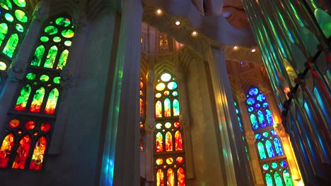 Sonnenlicht-Strömt-Durch-Glasmalereien-In-Das-Schöne-Innere-Der-Kathedrale-Sagrada-Familia-Von-Gaudi-In-Barcelona-Spanien-2