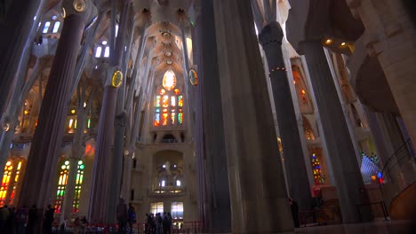 Niedriger-Winkel-Mit-Blick-Auf-Die-Decke-Im-Schönen-Innenraum-Der-Kathedrale-Sagrada-Familia-Von-Gaudi-In-Barcelona-Spanien-4