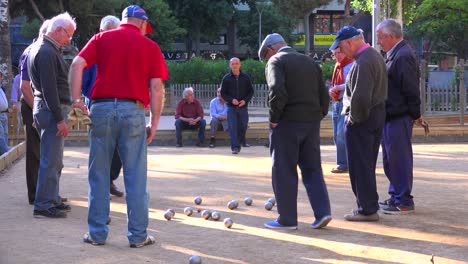 Los-Hombres-Jubilados-Juegan-Un-Juego-De-Petanca-En-Barcelona,-España-1