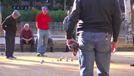 Männer-Im-Ruhestand-Spielen-Eine-Partie-Bowling-In-Barcelona,-Spanien-3