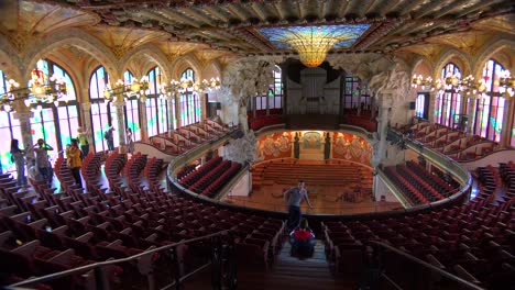 Schwenk-über-Eine-Wunderschöne-Halle-Für-Darstellende-Künste-In-Barcelona,-Spanien-1