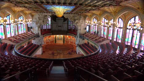 Schwenk-über-Eine-Wunderschöne-Halle-Für-Darstellende-Künste-In-Barcelona,-Spanien-2