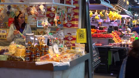 Verkäufer-Verkaufen-Ihre-Waren-In-Einer-Markthalle-In-Barcelona-Spanien