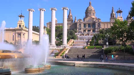Der-Nationalpalast-Von-Barcelona-Spanien-Mit-Brunnen-Im-Vordergrund
