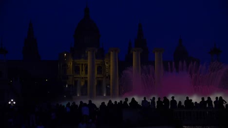 Eine-Schöne-Lichtshow-Und-Tanzende-Brunnen-Vor-Dem-Nationalpalast-I-Barcelona-Spanien